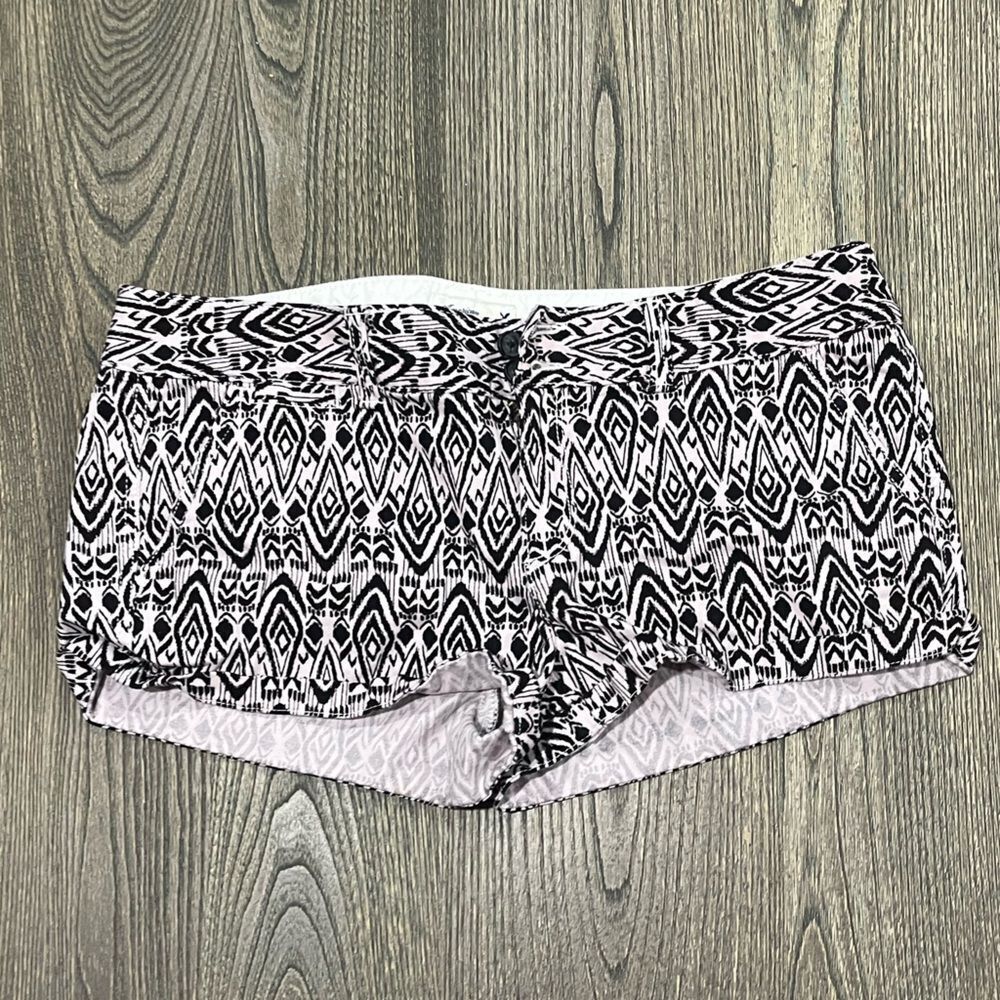 American Eagle Outfitters Womens Aztec Print Shorts Low Rise Black White Size 10 - Picture 1 of 7